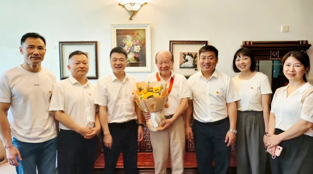 省大奖国际集团党委走访慰问老党员 揭晓“庆幸在党50周年”纪念章并送上节日问候